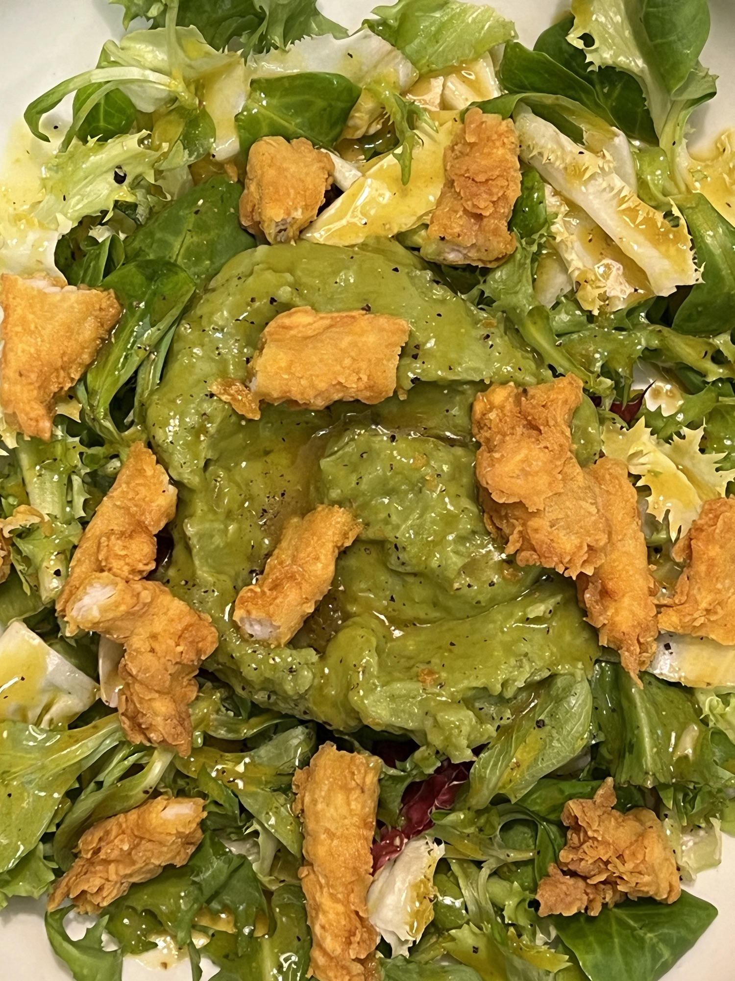 Ensalada de pollo y guacamole