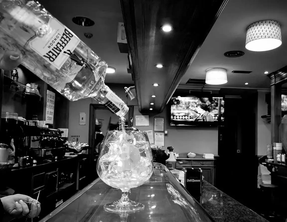 El after work es vital, ven a tomarte una copa con tus compañeros después del trabajos